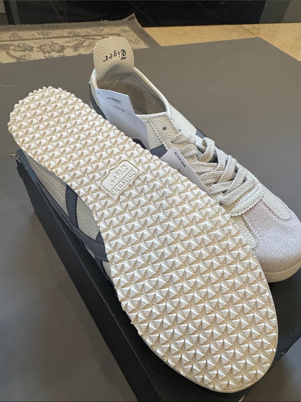 Classic Low-Profile Men's Sneaker in Off-White and Gray - Picture 4 of 4